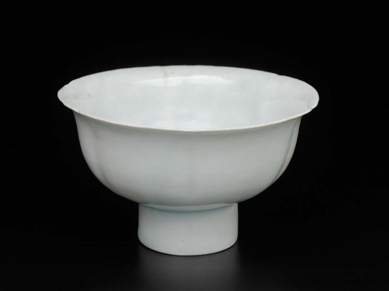Stem cup with foliated rim