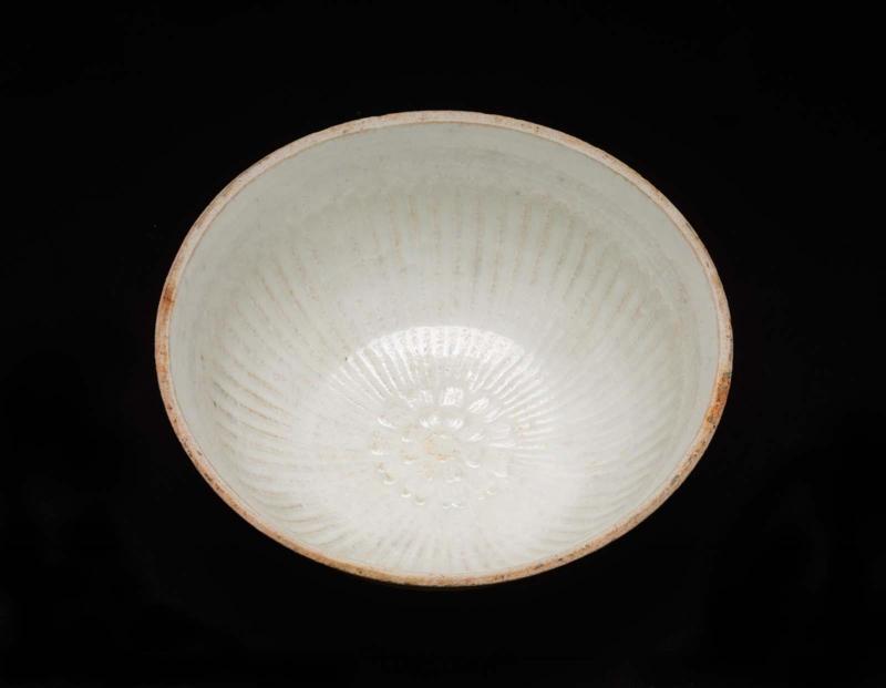 Small bowl with molded chrysanthemum decoration and keyfret border