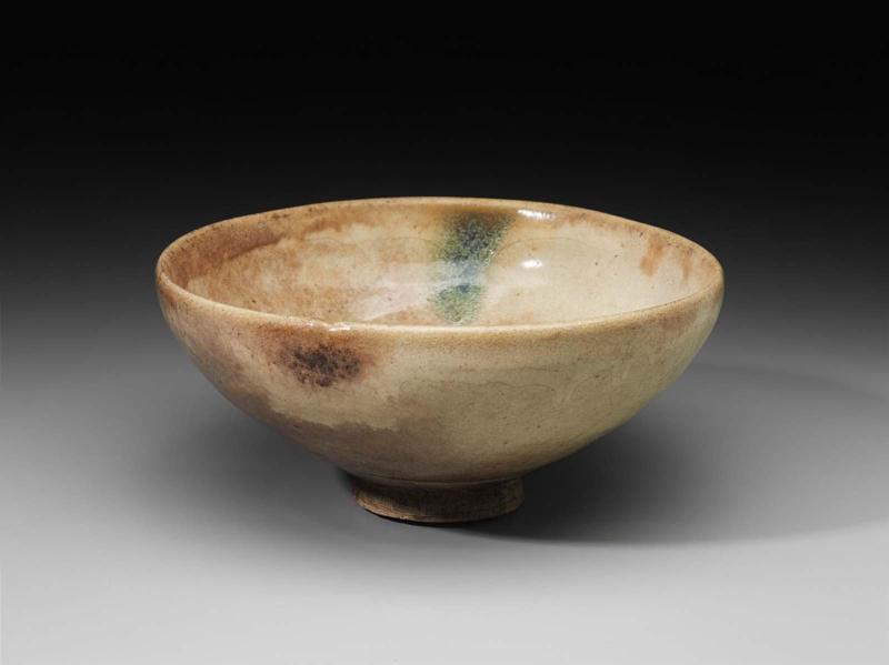 Bowl decorated with creamy glaze with blue splash