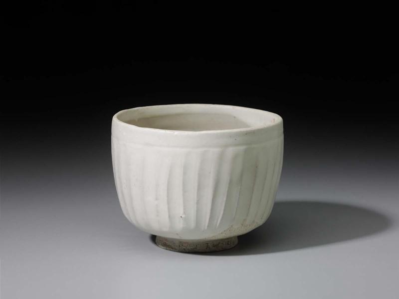 Bowl with carved vertical ribbed design