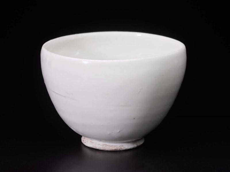 Bowl decorated with clear glaze over white slip