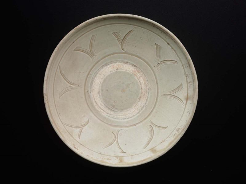 Plate with combed design