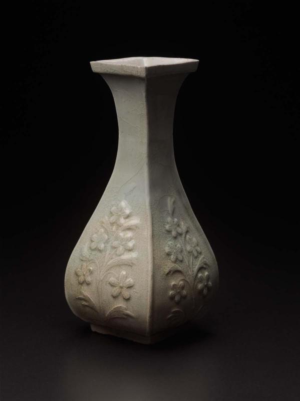 Molded four-sided yuhuchunping-shaped vase with floral decoration