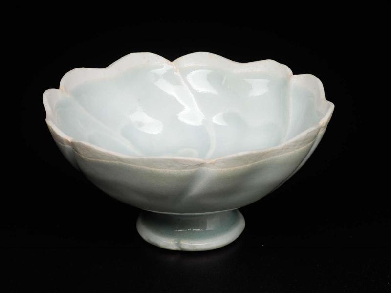 Cup in the form of a mallow flower