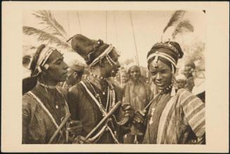 Bororos en costume de fête