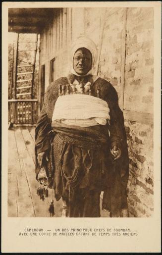 CAMEROUN - UN DES PRINCIPAUX CHEFS DE FOUMBAN, AVEC UNE COTTE DE MAILLES DATANT DE TEMPS TRÉS ANCIENS