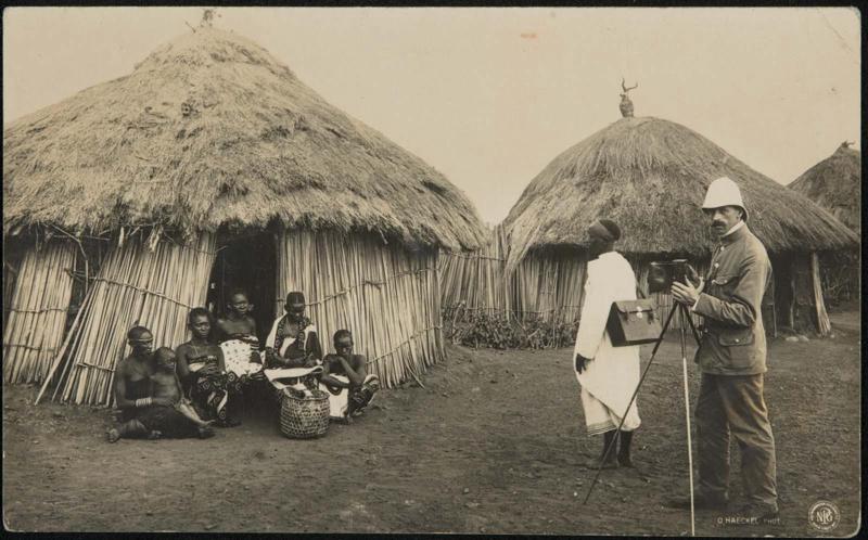 Eine photographische Aufnahme einer Eingeborenen-Familie Deutsch-Ost-Afrika.