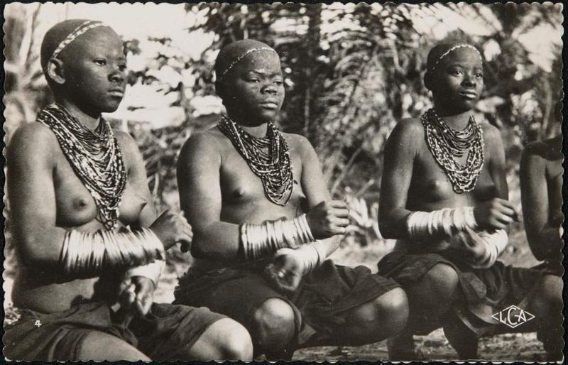 POINTE NOIRE (Moyen-Congo): jeunes filles Tchicombi (région de Loango)