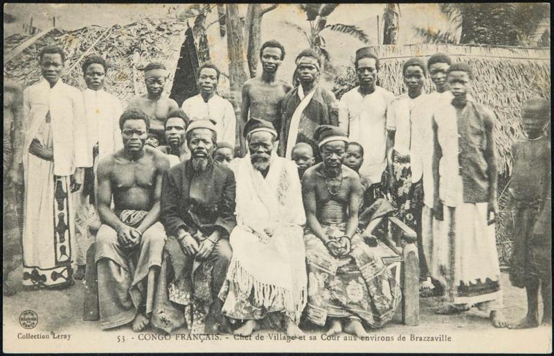 CONGO FRANÇAIS. - Chef de Village et sa Cour aux environs de Brazzaville