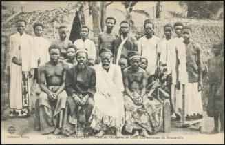 CONGO FRANÇAIS. - Chef de Village et sa Cour aux environs de Brazzaville
