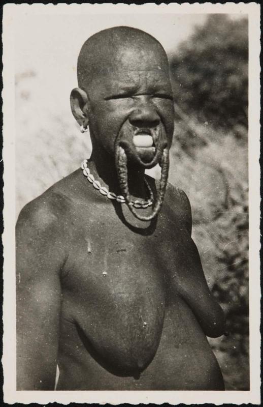 Femme Sara-Kaba (plateaux enlevés).