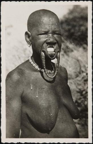 Femme Sara-Kaba (plateaux enlevés).