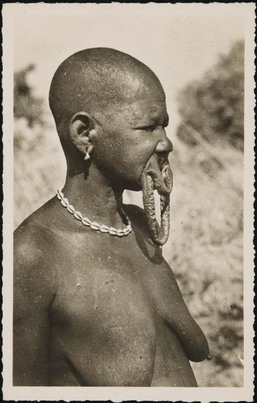 Femme Sara-Kaba (Plateaux enlevés).