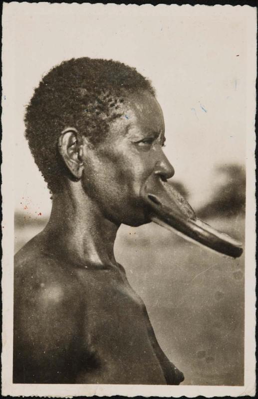 Femme Sara-Kaba avec ses Plateaux.