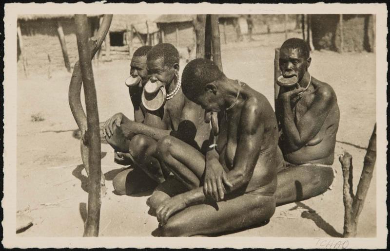 Groupe de Femmes à Plateaux Sara-Kaba. (Coutume en voie de disparition).