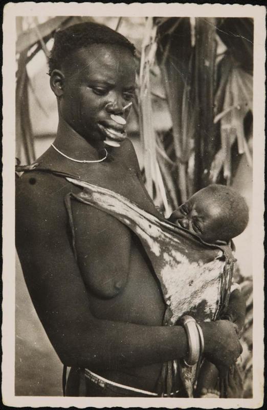 Femme Mousgoum et son Enfant