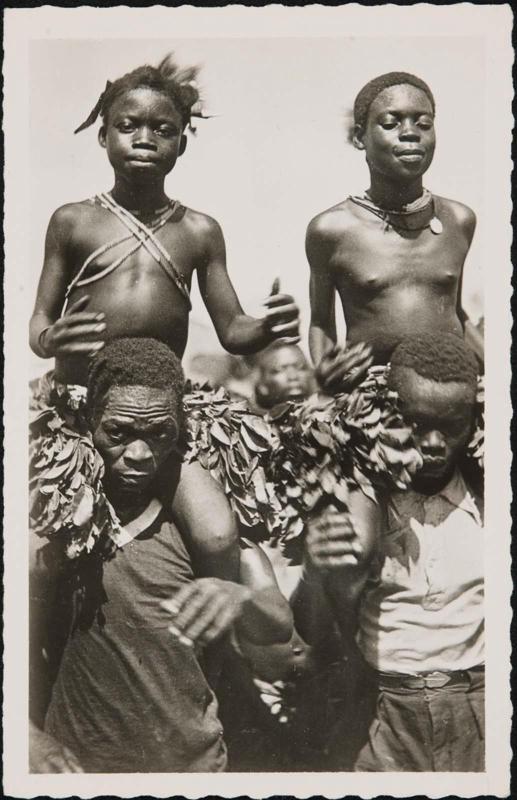 1re phase de l'initiation de l'excision chez les M'Baka-Mandja. Jeunes Filles pendant les danses de l'initiation. Danses de l'initiation.