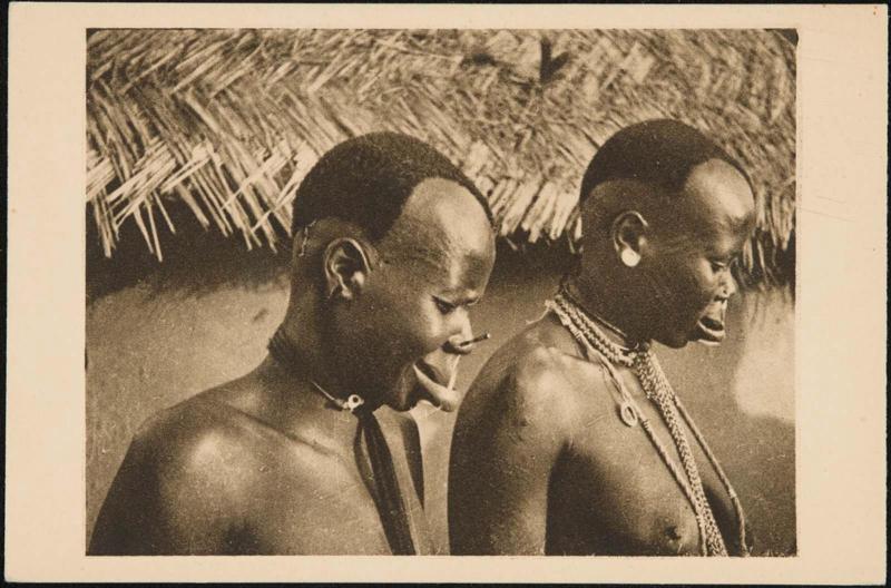 Femmes à plateaux d'argent