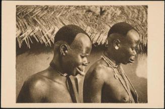 Femmes à plateaux d'argent