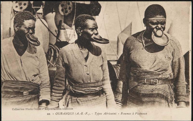 OUBANGUI (A.-E.-F.). - Types Africains - Femmes à Plateaux