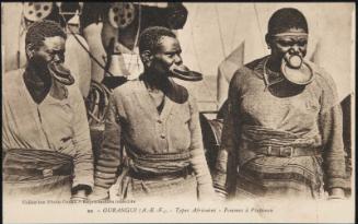 OUBANGUI (A.-E.-F.). - Types Africains - Femmes à Plateaux