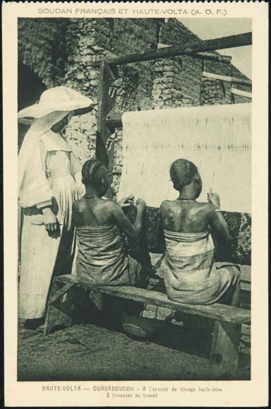 HAUTE-VOLTA - OUAGADOUGOU - A l'ouvroir de tissage haute-laine 2 tisseuses au travail