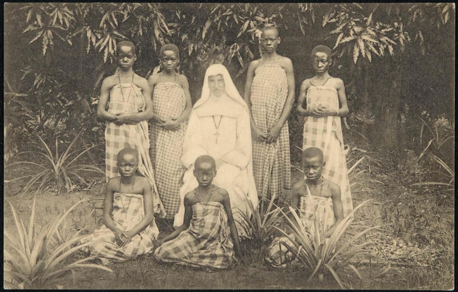 Baudouinville (Haut-Congo); Soeur Blanche et fillettes de la Mission.