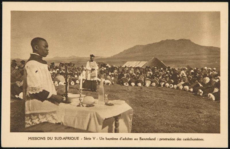 Un baptême d'adultes au Basutoland : prostration des catéchumènes.