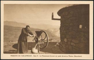 Le Missionnaire broyant son grain devant sa Mission. (Basutoland).