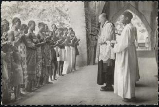 A MOUNDOU, BAPTÊME D'ADULTES PAR MONSEIGNEUR GARRONE; En Afrique et en France une seule Église