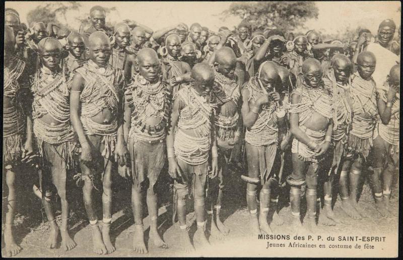 Jeunes Africaines en costume de fête