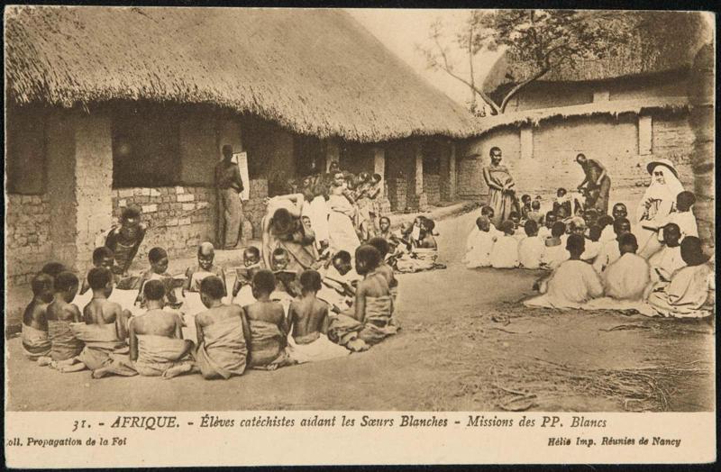 AFRIQUE. - Élèves catéchistes aidant les Soeurs Blanches - Missions des PP. Blancs
