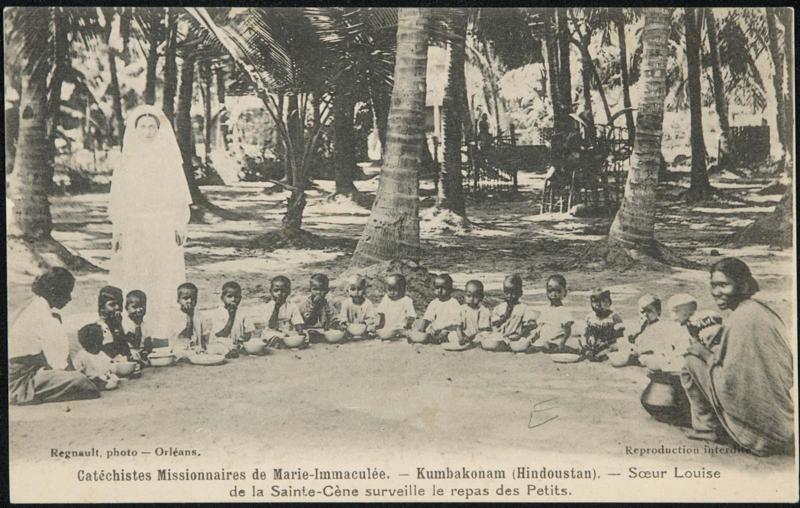 Kumbakonam (Hindoustan) - Soeur Louise de la Sainte-Cène surveille le repas des Petits