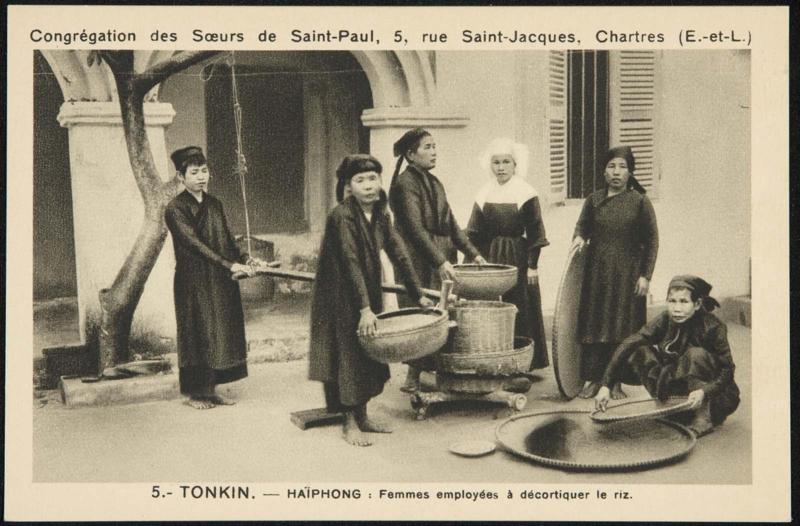 HAIPHONG: Femmes employées à décortiquer le riz.