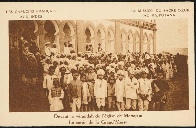 Les Capucins Français aux Indes; Devant la vérandah de l'église de Mariapur; La sorite de la Grand'Mesee
