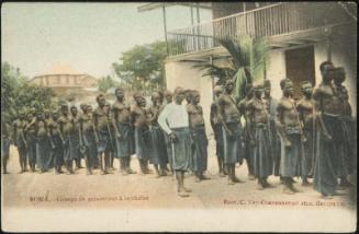 BOMA. Groupe de prisonniers à la chaîne