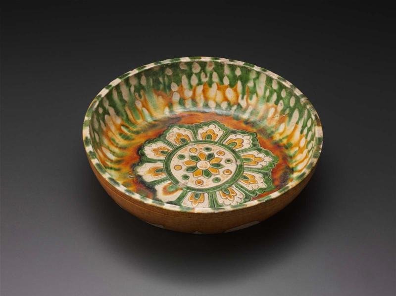Deep plate decorated with three-color (sancai) glaze