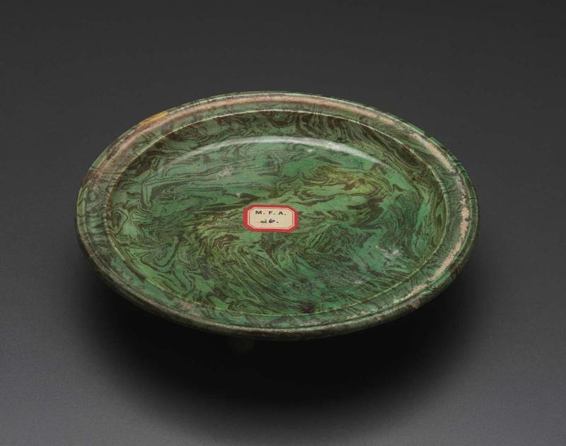 Marbleized three-footed plate decorated with transparent green glaze