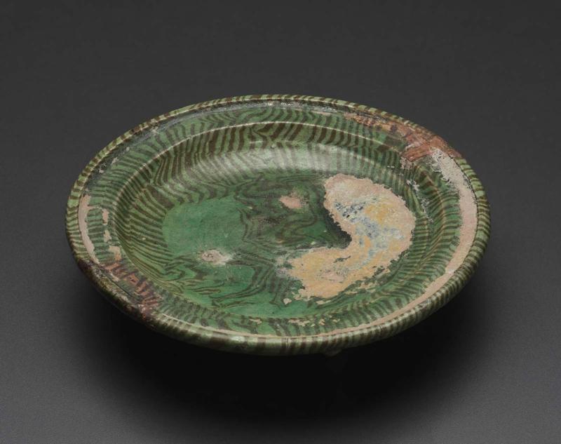 Marbleized plate on three feet decorated with transparent green glaze