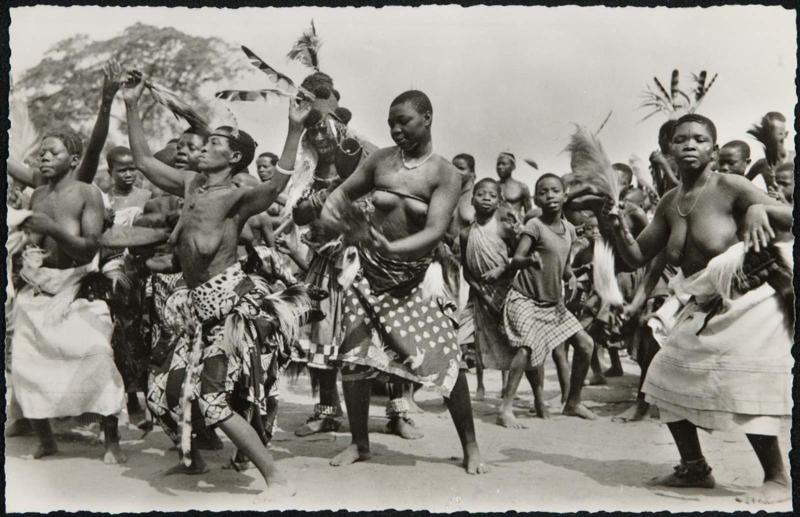 MWEKA (Congo Belge); Femmes Bakete dansant
