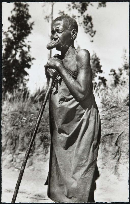 CONGO BELGE (Uele); Femme à plateaux