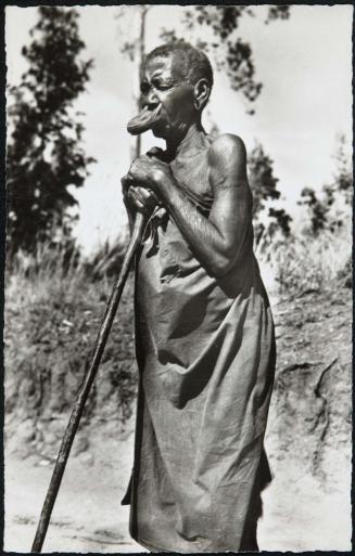 CONGO BELGE (Uele); Femme à plateaux