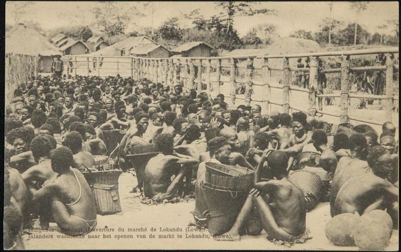 Indigènes attendant l'ouverture du marché de Lokandu (Lowa).