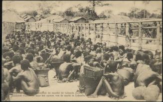 Indigènes attendant l'ouverture du marché de Lokandu (Lowa).
