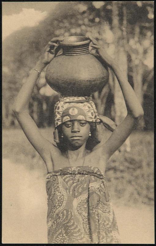 Missiezusters - Opwijck; Prefectuur van Coquilhatstad (Congo); Waterdraagster.