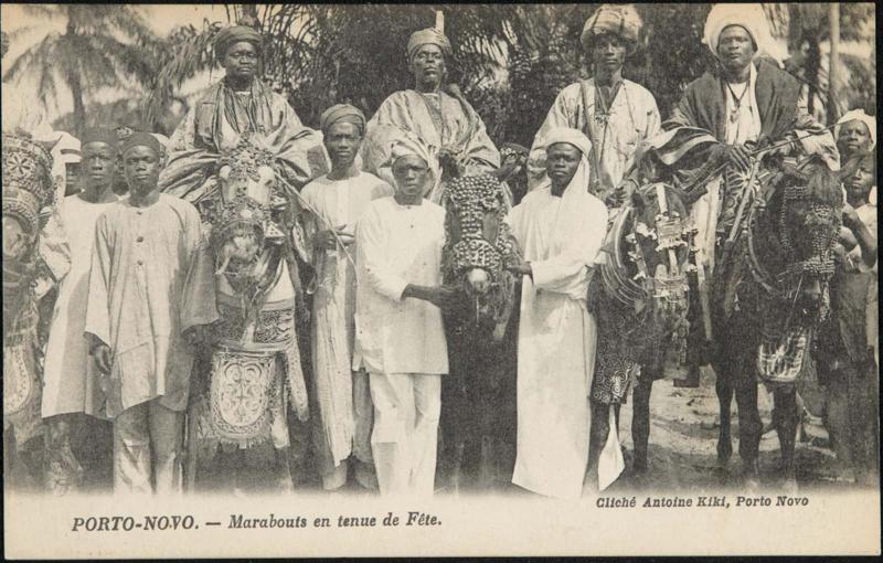 PORTO-NOVO. - Marabouts en tenue de Fête.