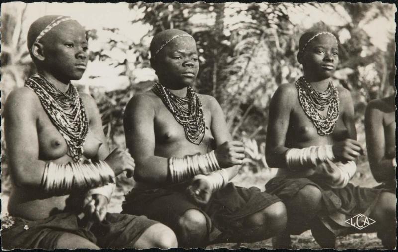 POINTE NOIRE (Moyen Congo): Jeunes filles Tchicombi (région de Loango)