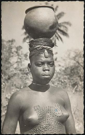 GUINÉE - Femme « Caïman »