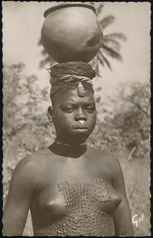 GUINÉE - Femme « Caïman »