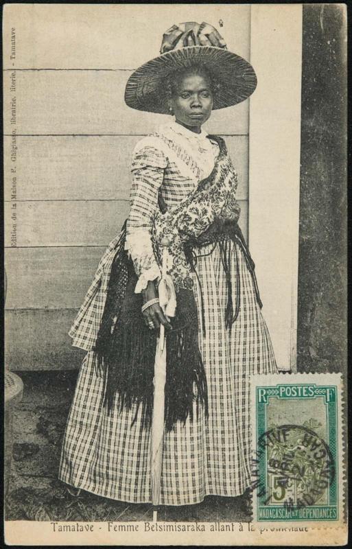 Tamtave - Femme Betsimisaraka allant à la promenade